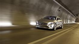 Mercedes klasa A Concept - przód - reflektory włączone