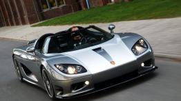 Koenigsegg CCR Edo Competition - przód - reflektory włączone