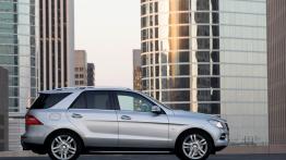Mercedes klasa M 2012 - prawy bok