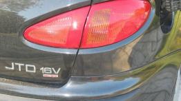 Alfa Romeo 147 1.9 JTD 16V Multijet - prawy tylny reflektor - wyłączony