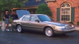Ford Crown Victoria 2001 - prawy bok