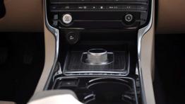 Jaguar XE 2.0d Prestige - Rademenes