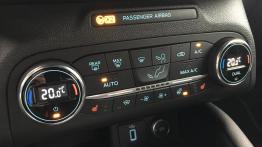 Ford Focus 1.5 Ecoboost 182 KM ST Line - galeria redakcyjna - panel sterowania wentylacj? i nawiewem