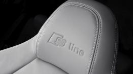 Audi A1 TFSI Facelifting R-Line (2015) - zagłówek na fotelu kierowcy, widok z przodu