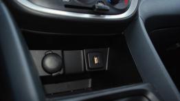 Suzuki Celerio 1.0 68KM - galeria redakcyjna - gniazda multimedialne w konsoli środkowej