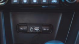 Kia Sportage (2016) - galeria redakcyjna - gniazda w konsoli środkowej