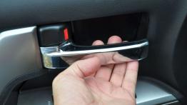 Toyota Land Cruiser V8 Terenowy Facelifting 4.6 VVT-i 318KM - galeria redakcyjna - klamka