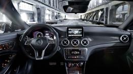 Mercedes CLA 45 AMG (2014) - pełny panel przedni