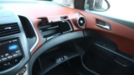 Chevrolet Aveo T300 Sedan 1.3D 95KM - galeria redakcyjna - schowek przedni otwarty