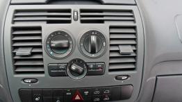 Mercedes Vito W639 Furgon Facelifting 110 CDI 95KM - galeria redakcyjna - panel sterowania wentylacj