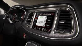 Dodge Challenger SRT Hellcat (2015) - ekran systemu multimedialnego