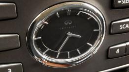 Infiniti QX80 Facelifting (2015) - zegarek