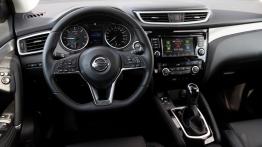 Nissan Qashqai Tekna 1.7 dCi 150 KM 4WD Xtronic - galeria redakcyjna - widok ogólny wn?trza z przodu