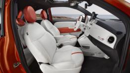 Fiat 500e - widok ogólny wnętrza z przodu