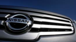 Nissan Qashqai + 2 2009 - grill