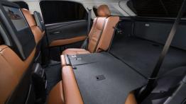 Lexus RX 350 Facelifting - tylna kanapa złożona, widok z boku