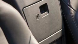 Mazda MX-5 IV (2015) - otwór bagażowy między fotelami