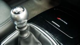 Renault Laguna Coupe GT 2.0 dCi - galeria redakcyjna - tunel środkowy między fotelami