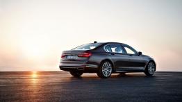 BMW serii 7 G12 750Li xDrive (2016) - widok z tyłu