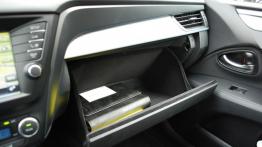 Toyota Avensis III Facelifting 2015 - galeria redakcyjna - schowek przedni otwarty