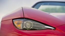 Mazda MX-5 IV Soul Red (2015) - prawy przedni reflektor - włączony