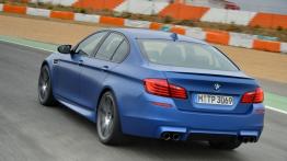 BMW M5 F10 Facelifting (2014) - widok z tyłu