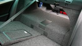 Volkswagen Jetta VI Sedan 1.4 TSI Hybrid 170KM - galeria redakcyjna - tylna kanapa złożona, widok z 