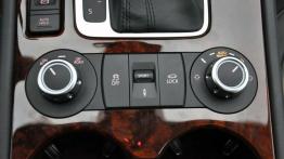 Volkswagen Touareg II SUV 4.2 V8 TDI 340KM - galeria redakcyjna - tunel środkowy między fotelami