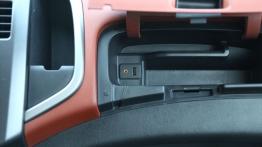 Chevrolet Aveo T300 Sedan 1.3D 95KM - galeria redakcyjna - schowek przedni otwarty