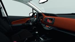 Toyota Yaris III Facelifting (2014) - widok ogólny wnętrza z przodu