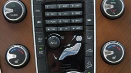 Volvo XC60 Facelifting 2.4 D5 215KM - galeria redakcyjna - konsola środkowa