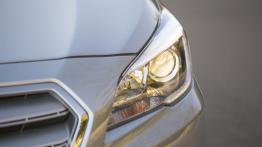 Subaru Legacy VI (2015) - lewy przedni reflektor - włączony