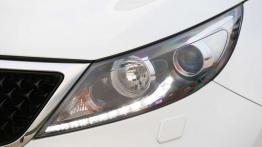 Kia Sportage III Facelifting (2014) CRDi 16V - lewy przedni reflektor - włączony