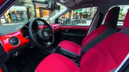 Volkswagen cross up! (2013) - widok ogólny wnętrza z przodu