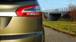 Ford S-Max Van Facelifting 2.0 EcoBoost 240KM - galeria redakcyjna - prawy tylny reflektor - wyłączo