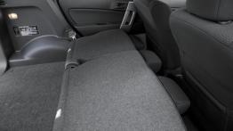 Daihatsu Terios - tylna kanapa złożona, widok z boku