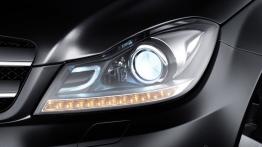 Mercedes klasa C Coupe 2012 - lewy przedni reflektor - włączony