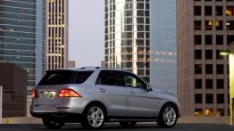 Mercedes klasa M 2012 - tył - reflektory włączone