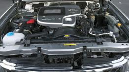 Nissan Patrol 2005 - maska otwarta