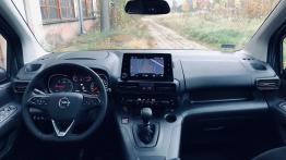 Opel Combo Life 1.5 Turbo 131 KM - galeria redakcyjna - widok ogólny wnętrza z przodu