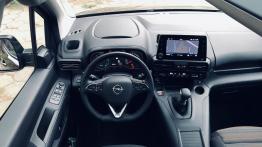 Opel Combo Life 1.5 Turbo 131 KM - galeria redakcyjna - widok ogólny wnętrza z przodu