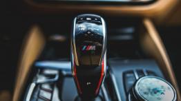 BMW M5 4.4 V8 600 KM - galeria redakcyjna - dźwignia zmiany biegów