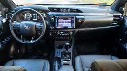 Toyota Hilux 50th Anniversary - galeria redakcyjna - widok ogólny wnętrza z przodu