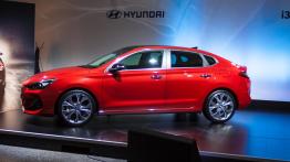 Hyundai i30 Fastback - galeria redakcyjna - lewy bok