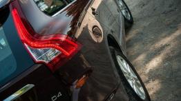 Volvo XC60 Facelifting 2.0 D4 181KM - galeria redakcyjna - prawy tylny reflektor - włączony