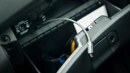 Mitsubishi L200 IV Facelifting - galeria redakcyjna - schowek przedni otwarty