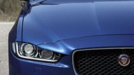Jaguar XE 2.5t R-Sport Bluefire (2015) - przód - inne ujęcie
