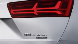 Audi Q7 II e-tron 2.0 TFSI quattro (2016) - prawy tylny reflektor - włączony