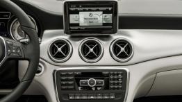 Mercedes CLA 220 CDI (C117) 2012 - konsola środkowa