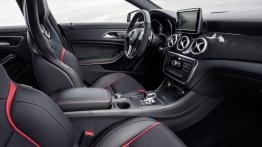 Mercedes CLA 45 AMG (2014) - widok ogólny wnętrza z przodu